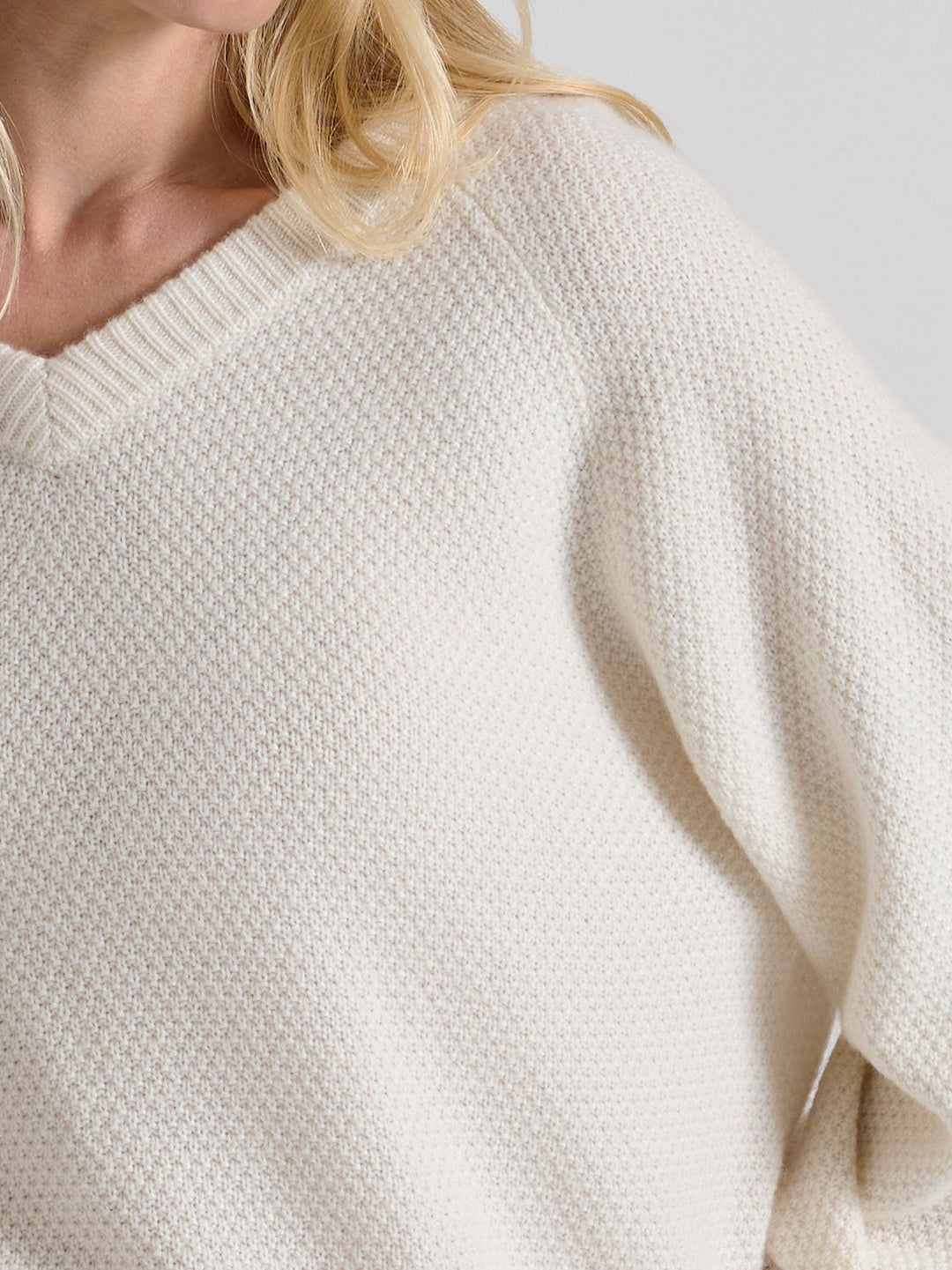 Cashmere sweater "Selma" in 100% pure cashmere. Scandinavian design by Kashmina. Color: White.