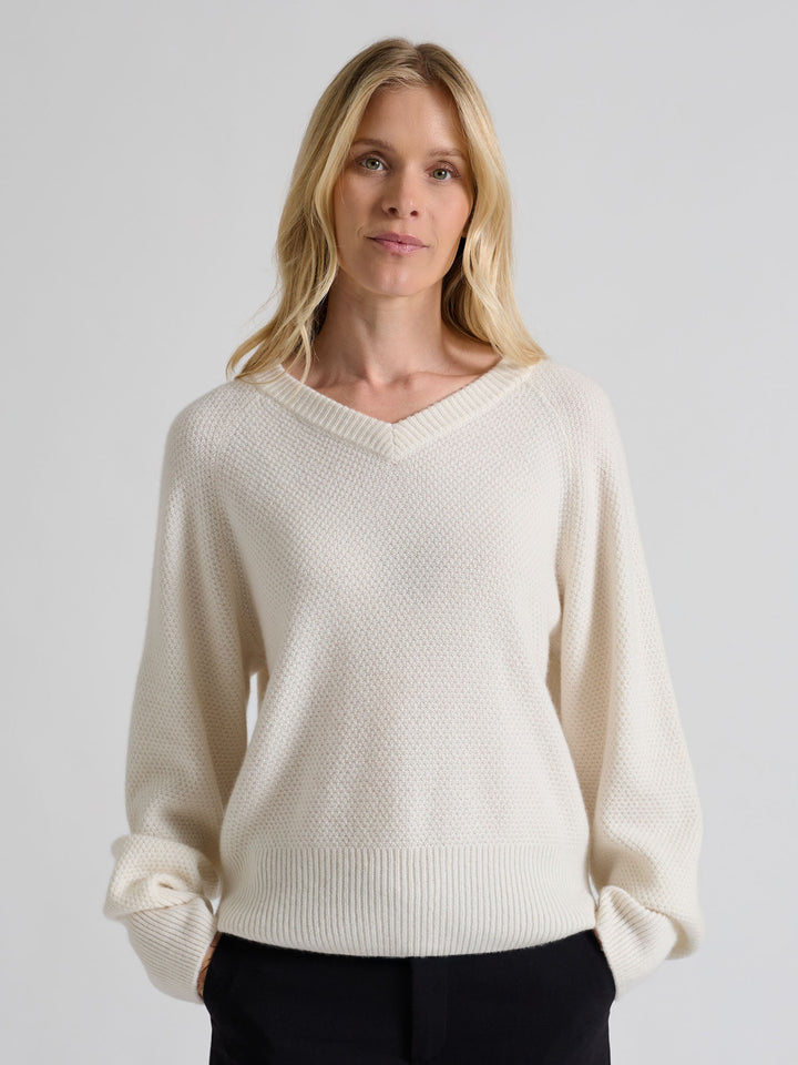 Cashmere sweater "Selma" in 100% pure cashmere. Scandinavian design by Kashmina. Color: White.