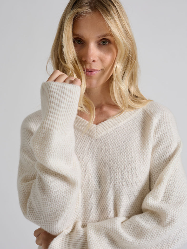 Cashmere sweater "Selma" in 100% pure cashmere. Scandinavian design by Kashmina. Color: White.