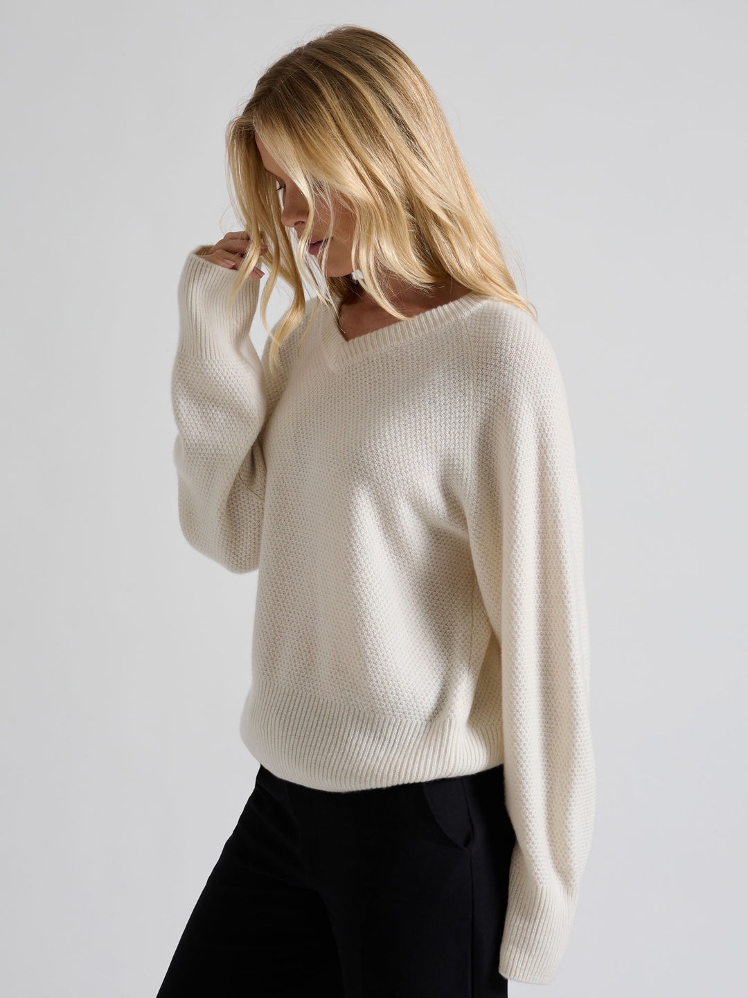 Cashmere sweater "Selma" in 100% pure cashmere. Scandinavian design by Kashmina. Color: White.