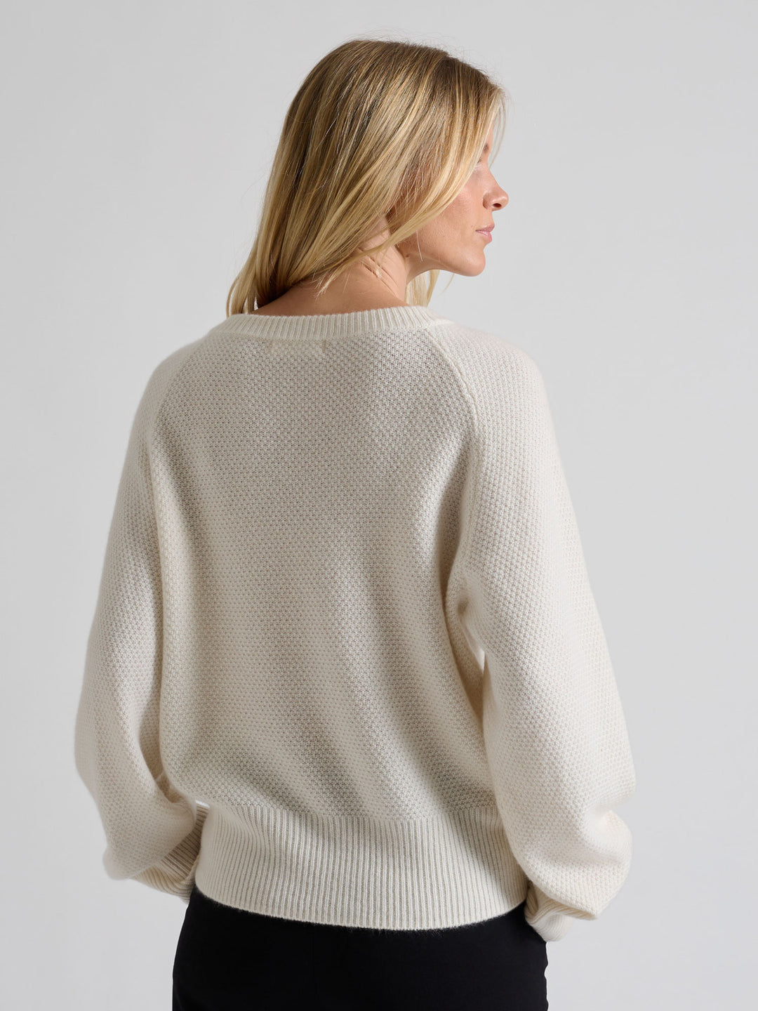 Cashmere sweater "Selma" in 100% pure cashmere. Scandinavian design by Kashmina. Color: White.