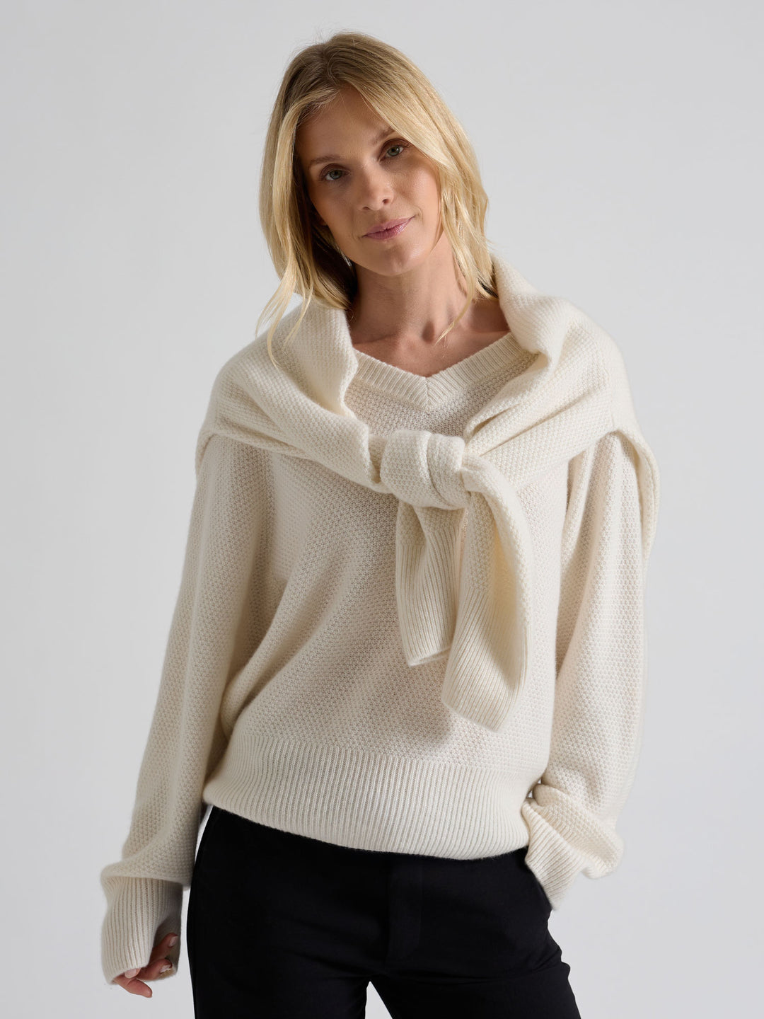Cashmere sweater "Selma" in 100% pure cashmere. Scandinavian design by Kashmina. Color: White.