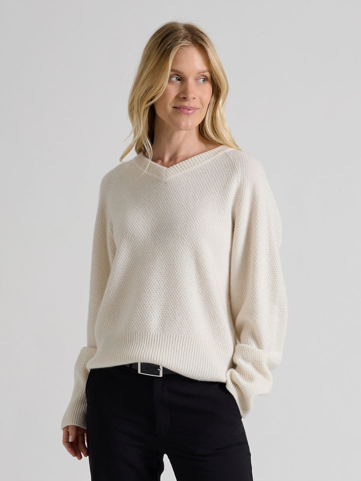 Cashmere sweater "Selma" in 100% pure cashmere. Scandinavian design by Kashmina. Color: White.