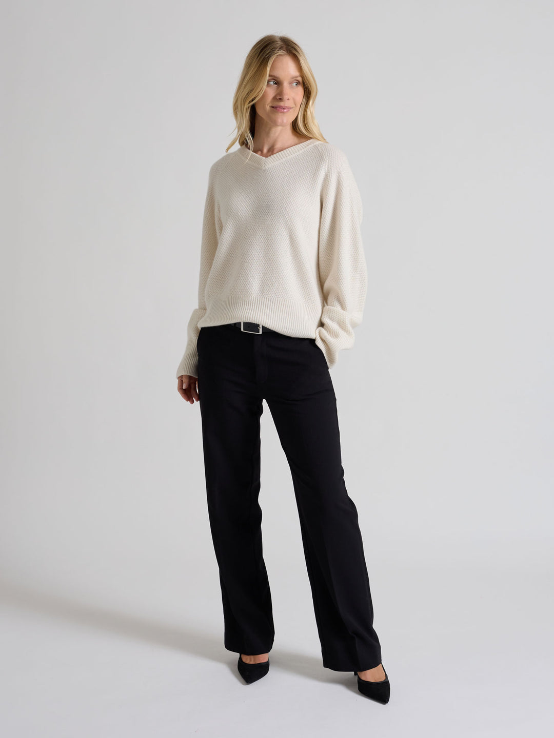 Cashmere sweater "Selma" in 100% pure cashmere. Scandinavian design by Kashmina. Color: White.