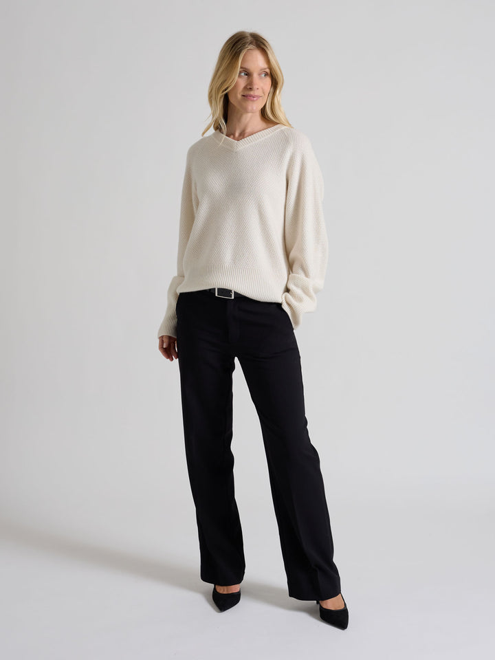 Cashmere sweater "Selma" in 100% pure cashmere. Scandinavian design by Kashmina. Color: White.