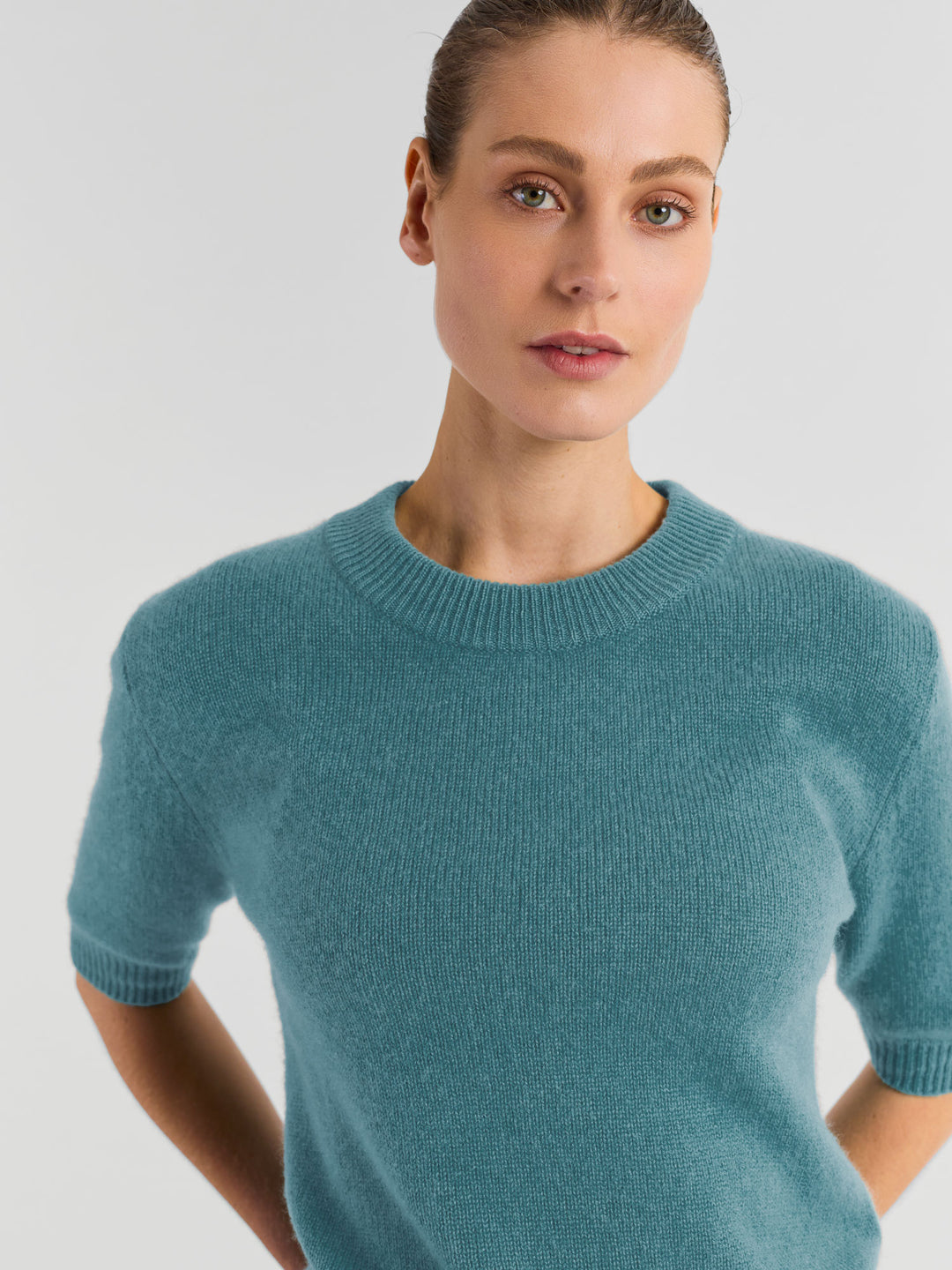 Short sleeved, round necked cashmere sweater in  100% pure cashmere. Scandinavian design by Kashmina. Color: Arctic blue, Turquoise.