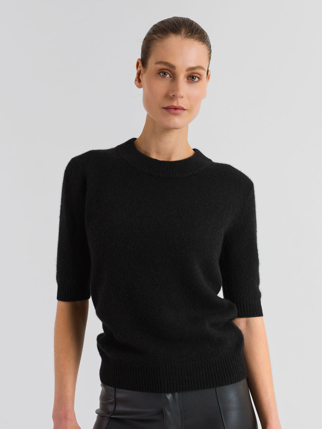 Short sleeved classic cashmere sweater from Kashmina Scandinavian design in 100% pure cashmere. Color: Black.