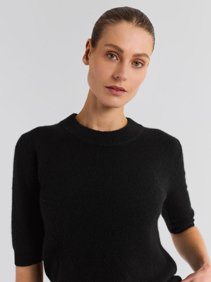 Short sleeved classic cashmere sweater from Kashmina Scandinavian design in 100% pure cashmere. Color: Black.