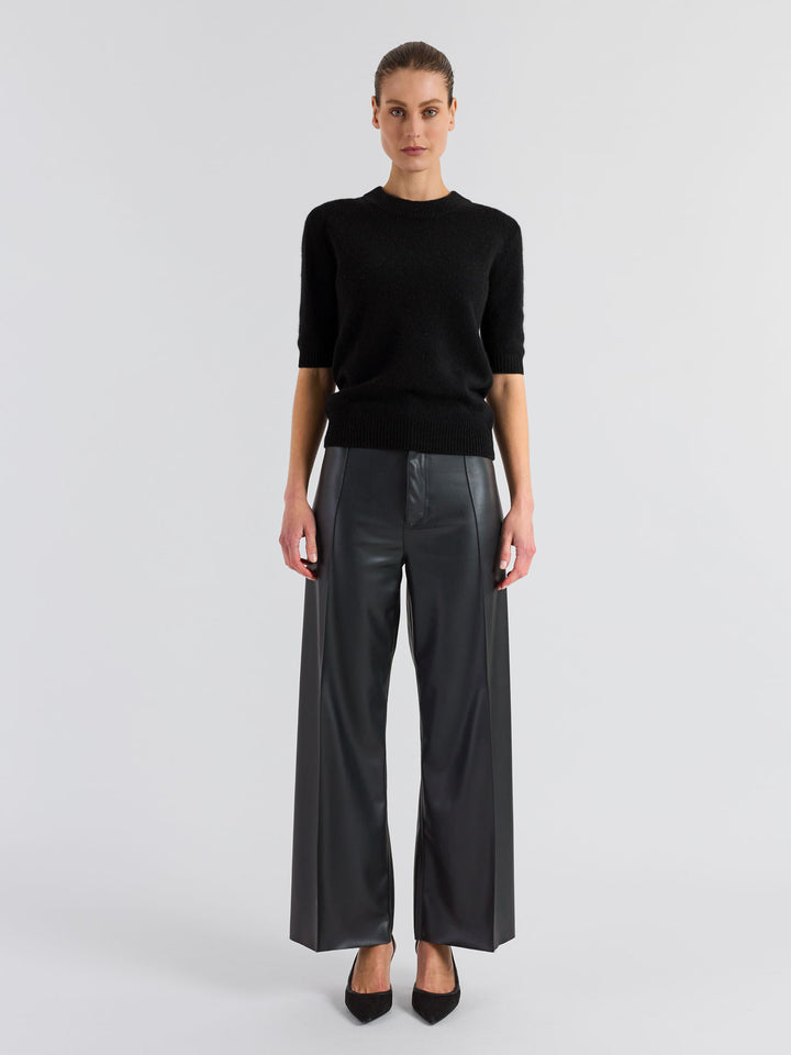 Short sleeved classic cashmere sweater from Kashmina Scandinavian design in 100% pure cashmere. Color: Black.