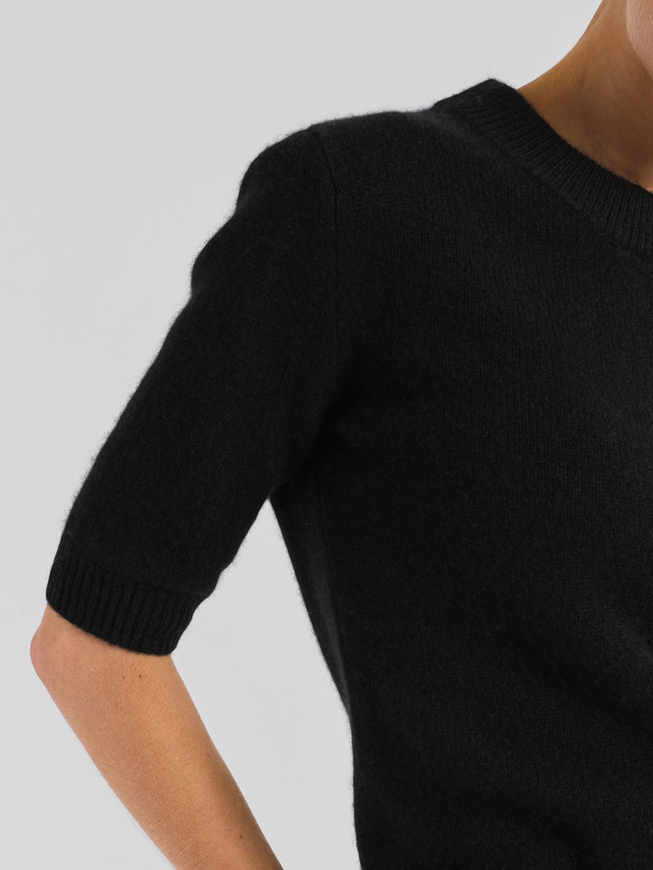 Short sleeved classic cashmere sweater from Kashmina Scandinavian design in 100% pure cashmere. Color: Black.