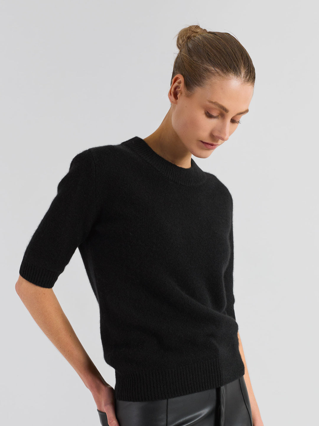 Short sleeved classic cashmere sweater from Kashmina Scandinavian design in 100% pure cashmere. Color: Black.