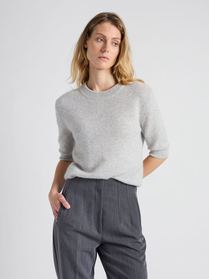 Short sleeved cashmere sweater "Sofia" in 100% pure cashmere. Scandinavian design by Kashmina. Color: Light Grey.