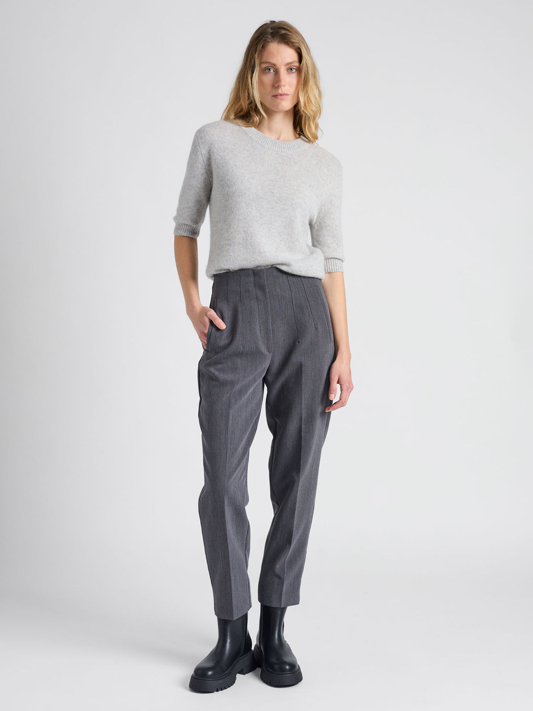 Short sleeved cashmere sweater "Sofia" in 100% pure cashmere. Scandinavian design by Kashmina. Color: Light Grey.