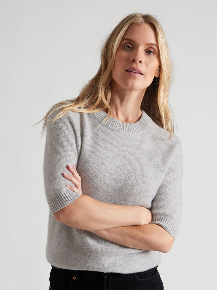 Short sleeved cashmere sweater "Sofia" in 100% pure cashmere. Scandinavian design by Kashmina. Color: Light Grey.