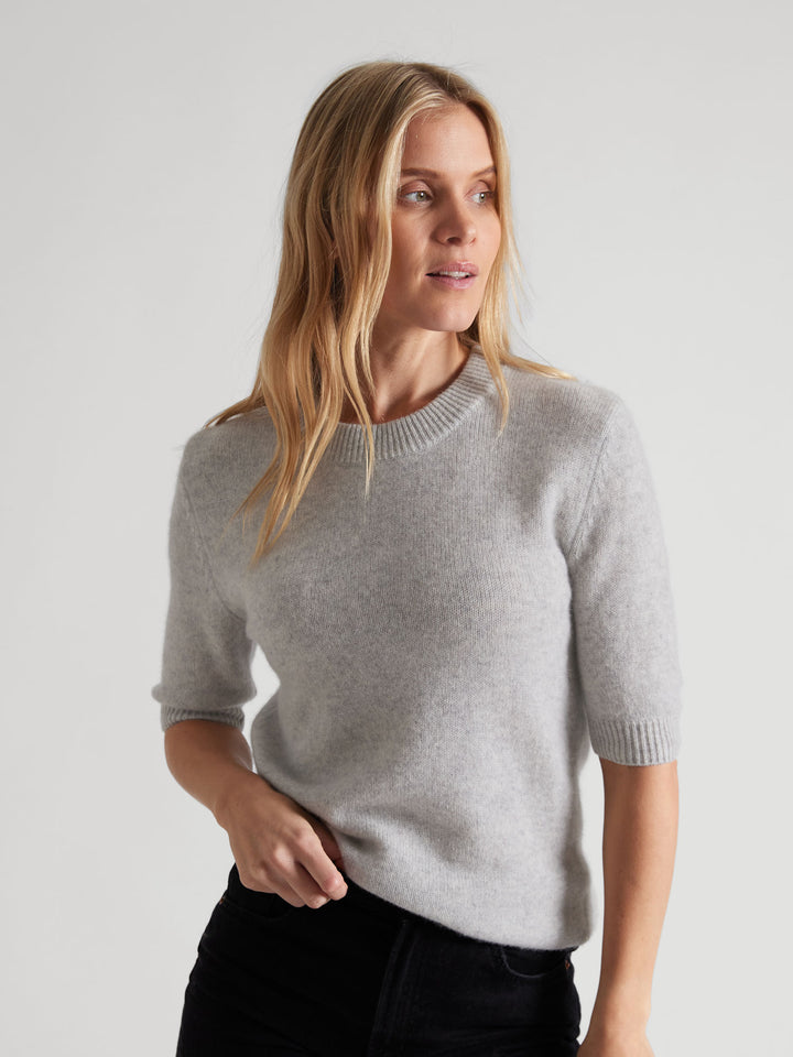 Short sleeved cashmere sweater "Sofia" in 100% pure cashmere. Scandinavian design by Kashmina. Color: Light Grey.