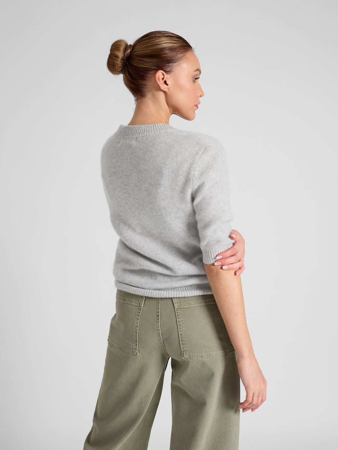 Short sleeved cashmere sweater "Sofia" in 100% pure cashmere. Scandinavian design by Kashmina. Color: Light Grey.