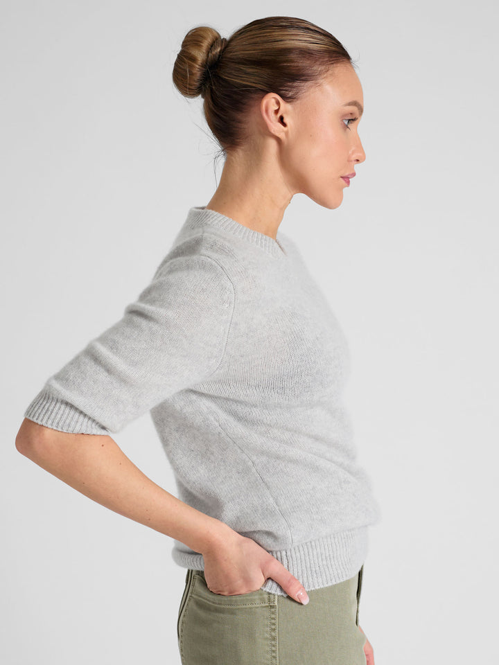 Short sleeved cashmere sweater "Sofia" in 100% pure cashmere. Scandinavian design by Kashmina. Color: Light Grey.