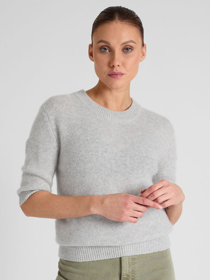 Short sleeved cashmere sweater "Sofia" in 100% pure cashmere. Scandinavian design by Kashmina. Color: Light Grey.