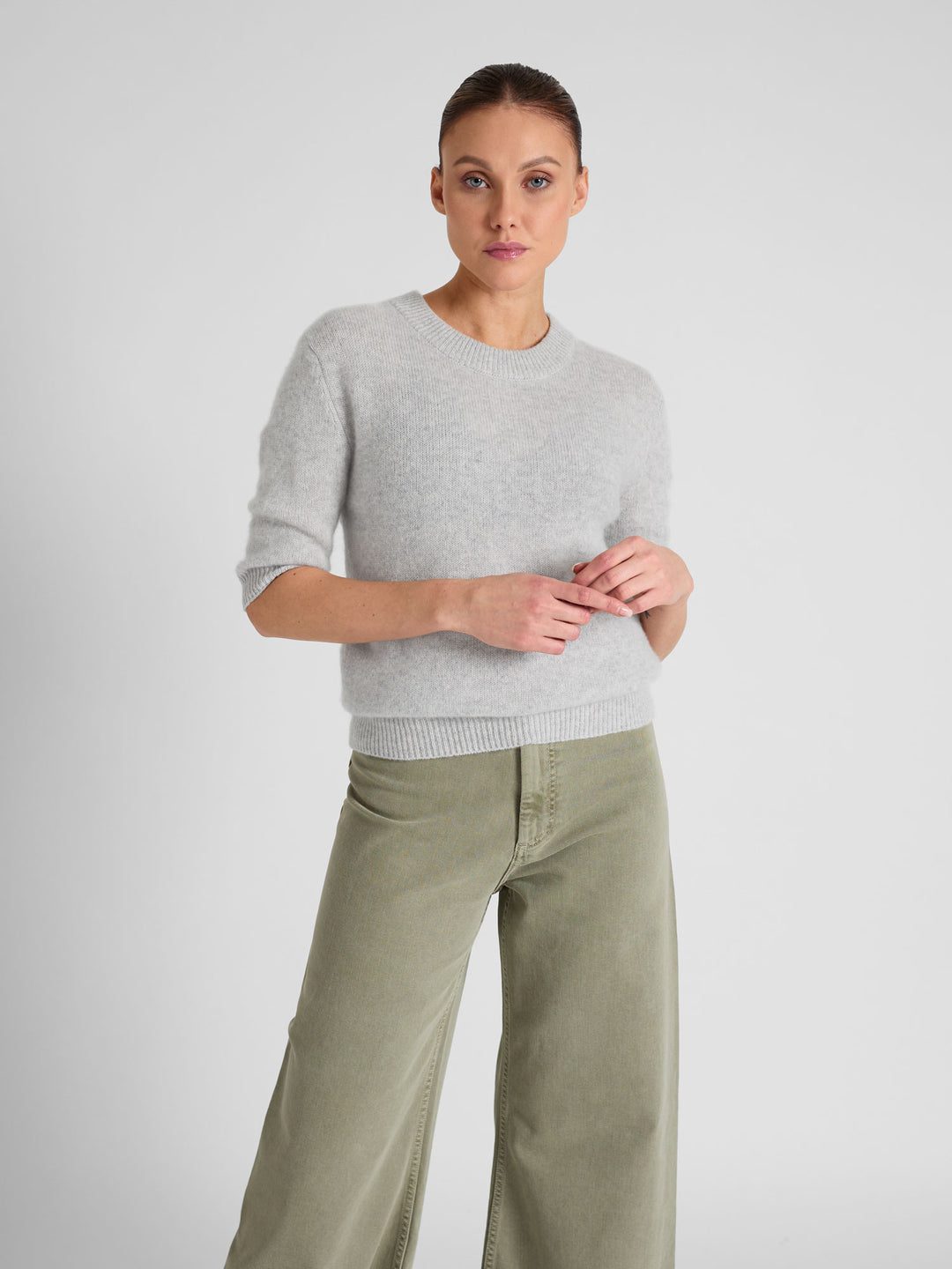 Short sleeved cashmere sweater "Sofia" in 100% pure cashmere. Scandinavian design by Kashmina. Color: Light Grey.