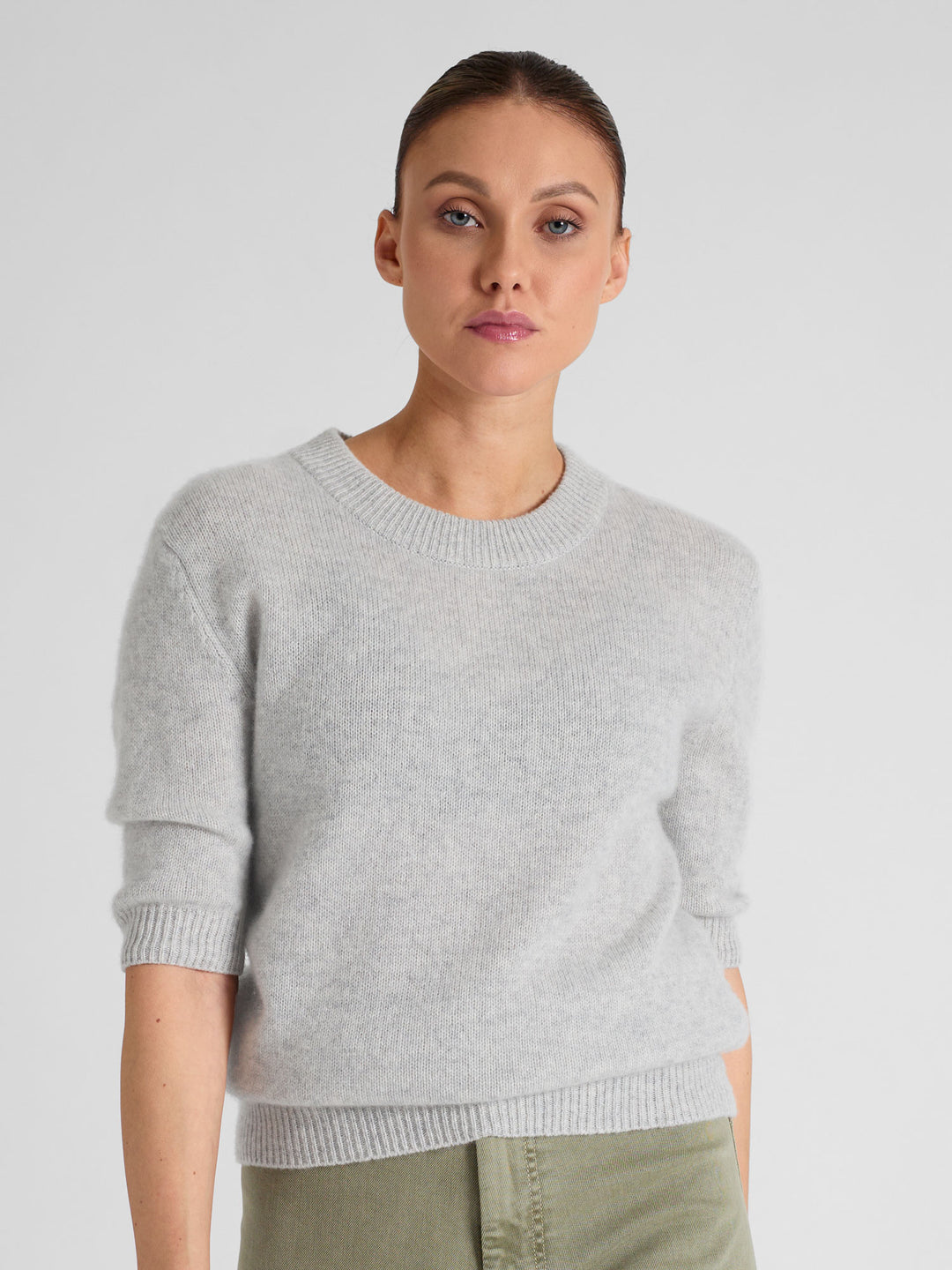 Short sleeved cashmere sweater "Sofia" in 100% pure cashmere. Scandinavian design by Kashmina. Color: Light Grey.