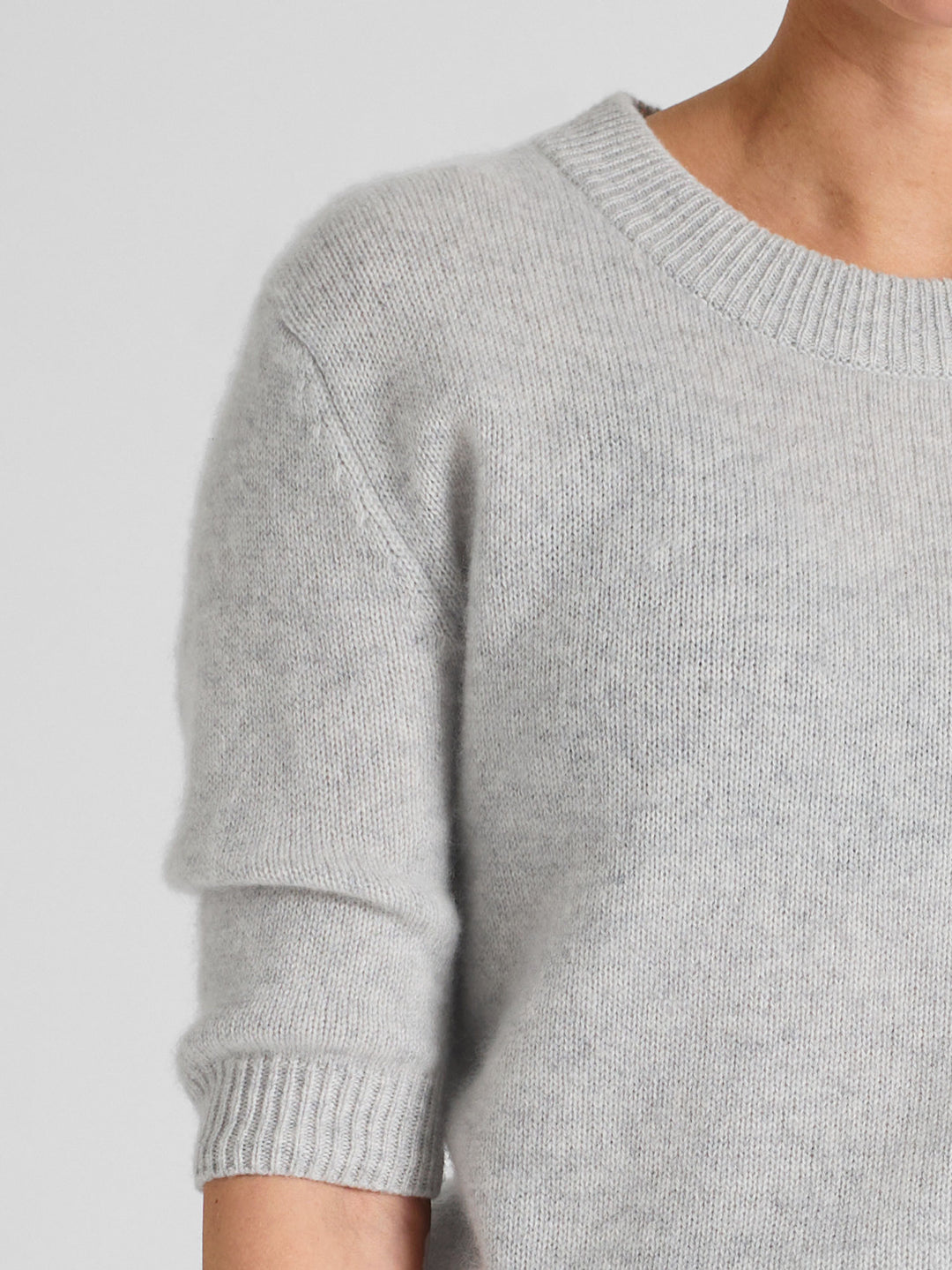 Short sleeved cashmere sweater "Sofia" in 100% pure cashmere. Scandinavian design by Kashmina. Color: Light Grey.