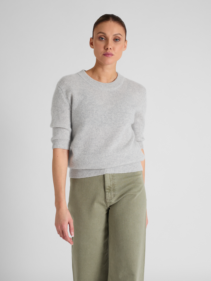 Short sleeved cashmere sweater "Sofia" in 100% pure cashmere. Scandinavian design by Kashmina. Color: Light Grey.