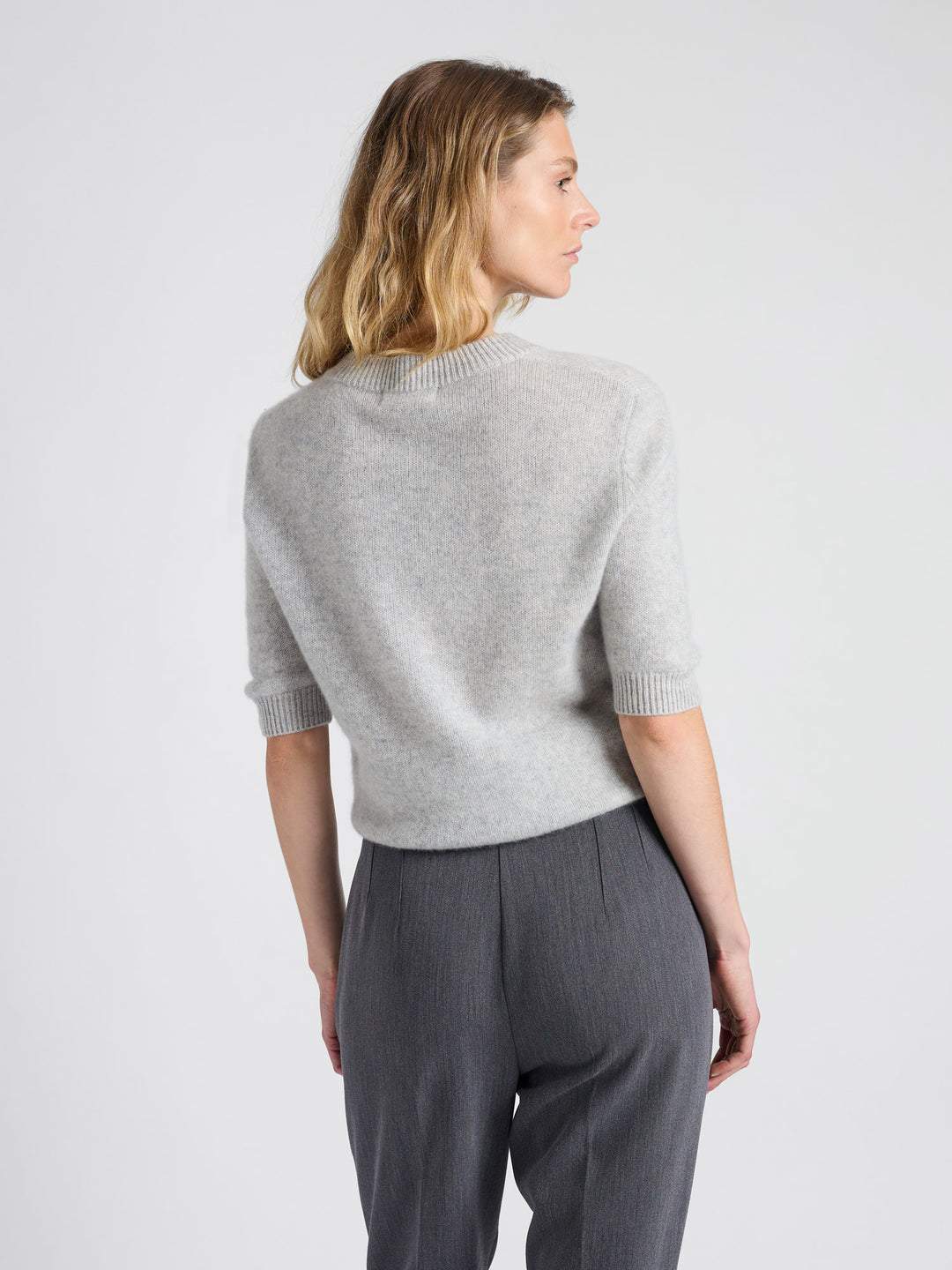 Short sleeved cashmere sweater "Sofia" in 100% pure cashmere. Scandinavian design by Kashmina. Color: Light Grey.