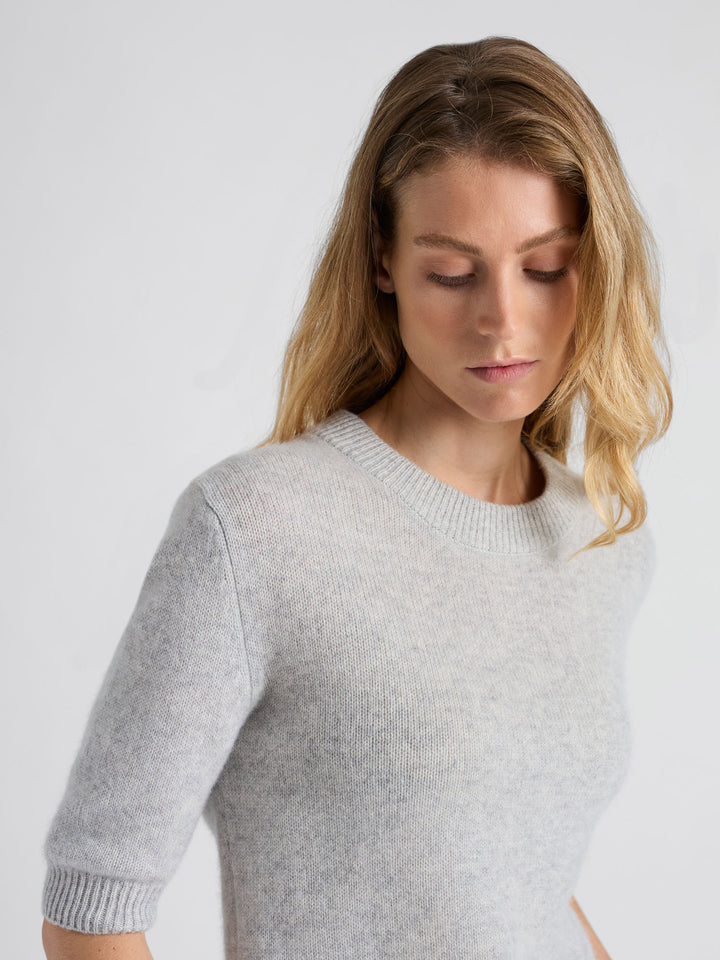 Short sleeved cashmere sweater "Sofia" in 100% pure cashmere. Scandinavian design by Kashmina. Color: Light Grey.