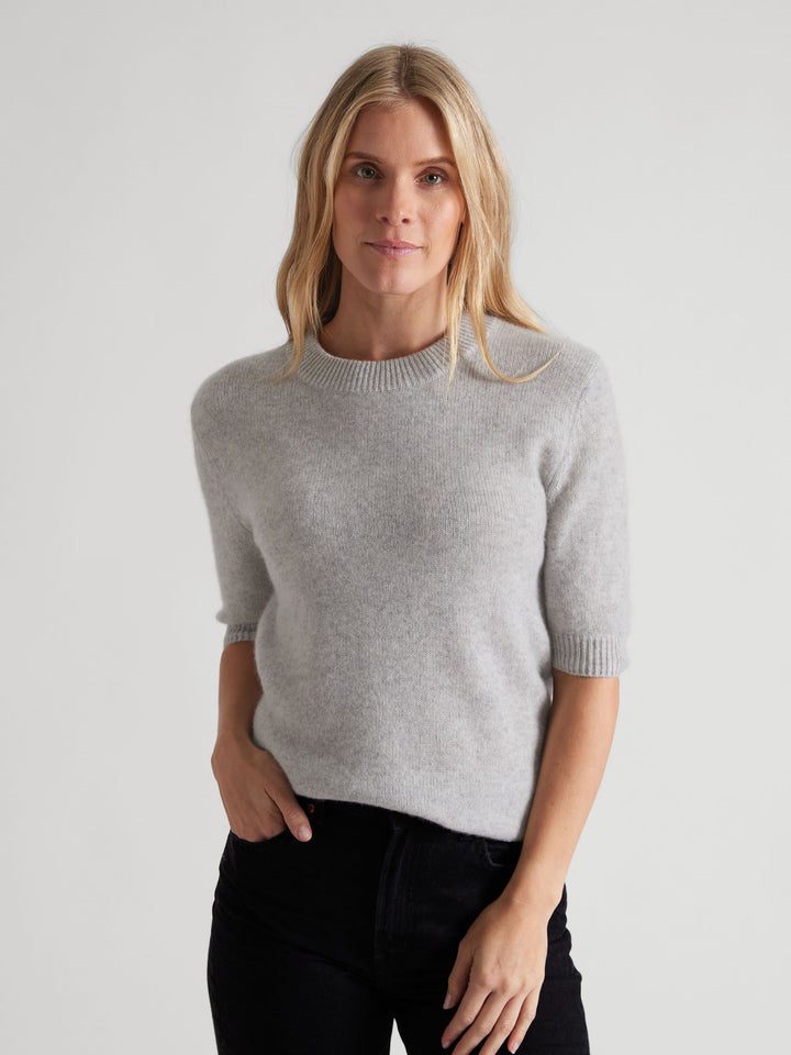 Short sleeved cashmere sweater "Sofia" in 100% pure cashmere. Scandinavian design by Kashmina. Color: Light Grey.