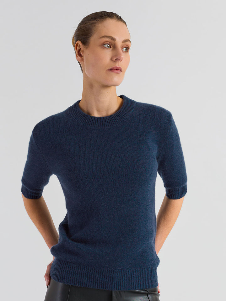 Shortsleeved cashmere sweater "Sofia" in 100% pure cashmere. Scandinavian design by Kashmina. Color: Mountain Blue.