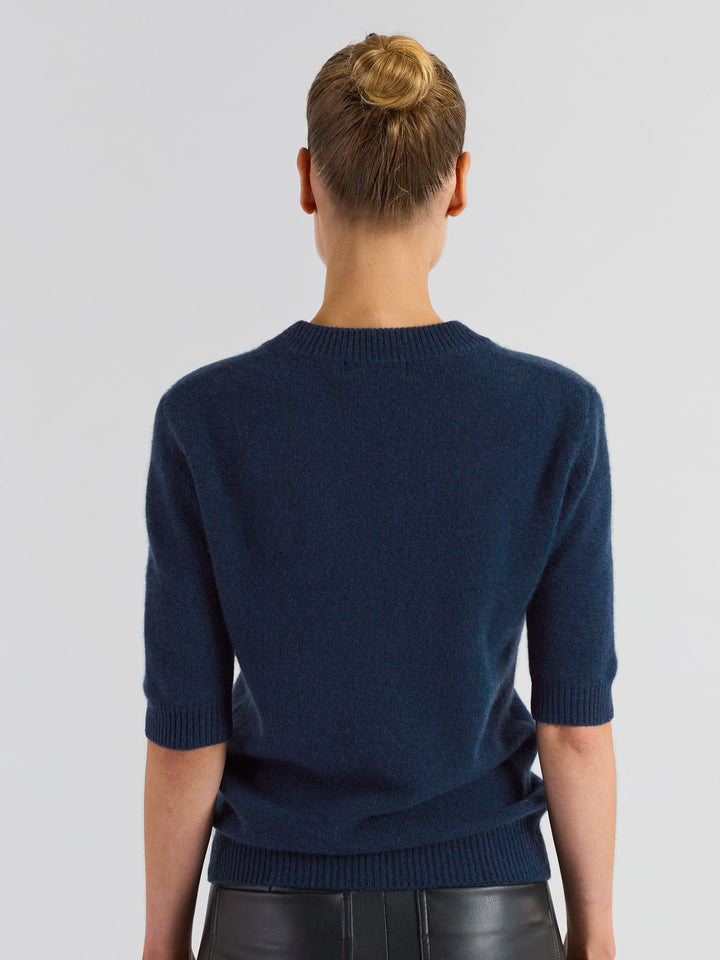 Shortsleeved cashmere sweater "Sofia" in 100% pure cashmere. Scandinavian design by Kashmina. Color: Mountain Blue.