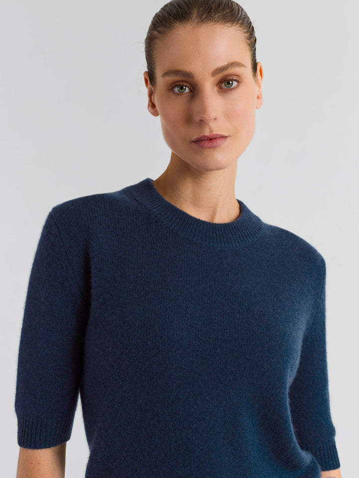 Shortsleeved cashmere sweater "Sofia" in 100% pure cashmere. Scandinavian design by Kashmina. Color: Mountain Blue.