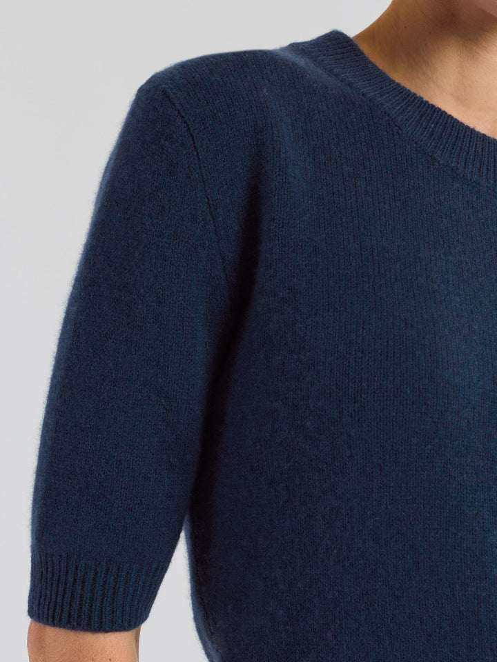 Shortsleeved cashmere sweater "Sofia" in 100% pure cashmere. Scandinavian design by Kashmina. Color: Mountain Blue.