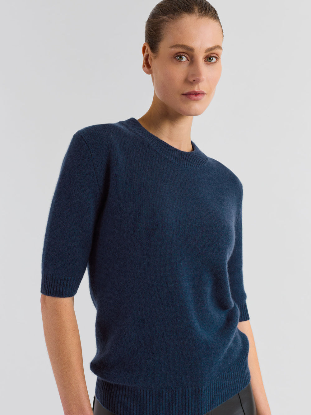 Shortsleeved cashmere sweater "Sofia" in 100% pure cashmere. Scandinavian design by Kashmina. Color: Mountain Blue.