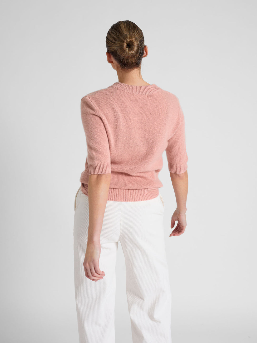 Short sleeved cashmere sweater "Sofia" in 100% pure cashmere. Scandinavian design by Kashmina. Color: Peachy Pink.