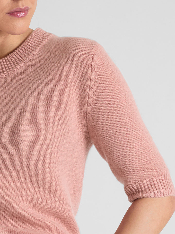 Short sleeved cashmere sweater "Sofia" in 100% pure cashmere. Scandinavian design by Kashmina. Color: Peachy Pink.