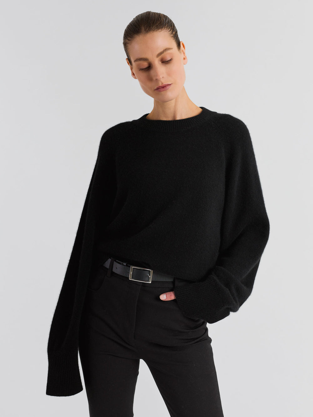 Chunky cashmere sweater "Signy" in 100% pure cashmere. Scandinavian design by Kashmina. Color: Black.