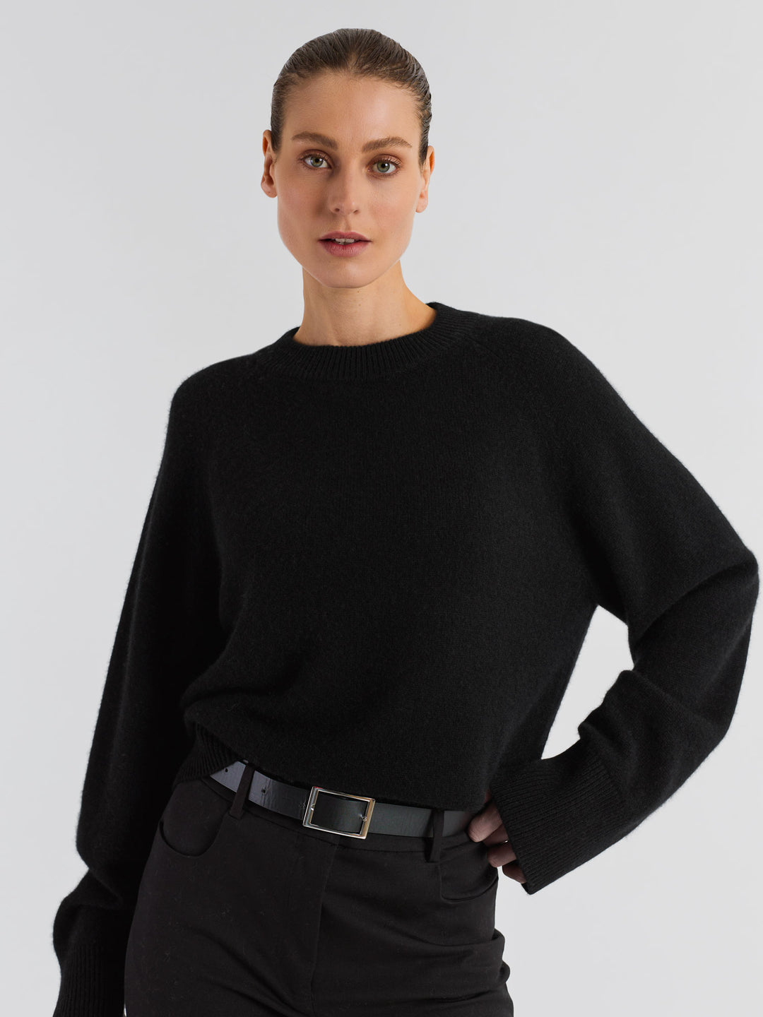 Chunky cashmere sweater "Signy" in 100% pure cashmere. Scandinavian design by Kashmina. Color: Black.