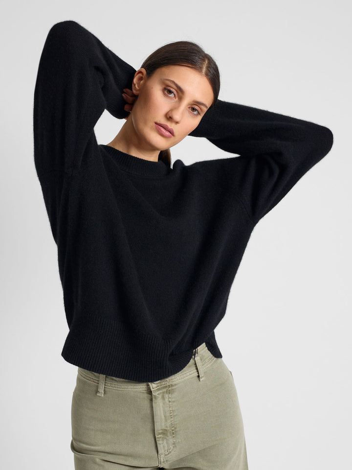 Chunky cashmere sweater "Signy" in 100% pure cashmere. Scandinavian design by Kashmina. Color: Black.