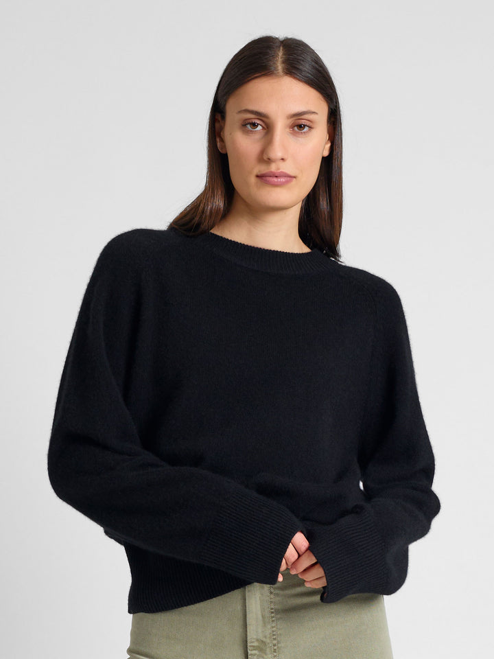 Chunky cashmere sweater "Signy" in 100% pure cashmere. Scandinavian design by Kashmina. Color: Black.