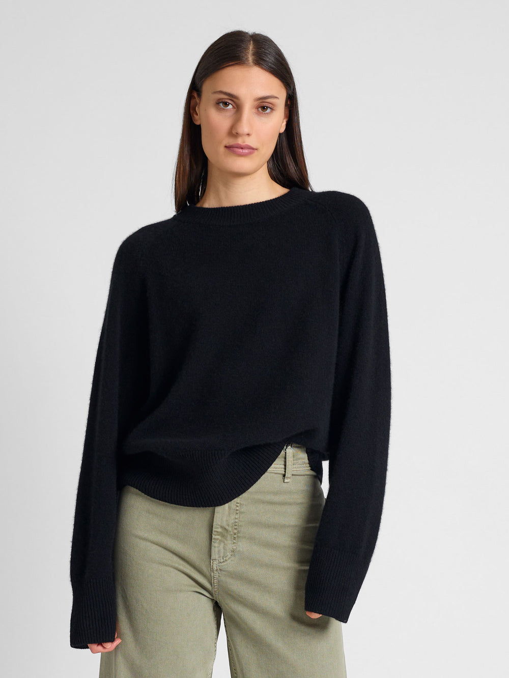 Chunky cashmere sweater "Signy" in 100% pure cashmere. Scandinavian design by Kashmina. Color: Black.
