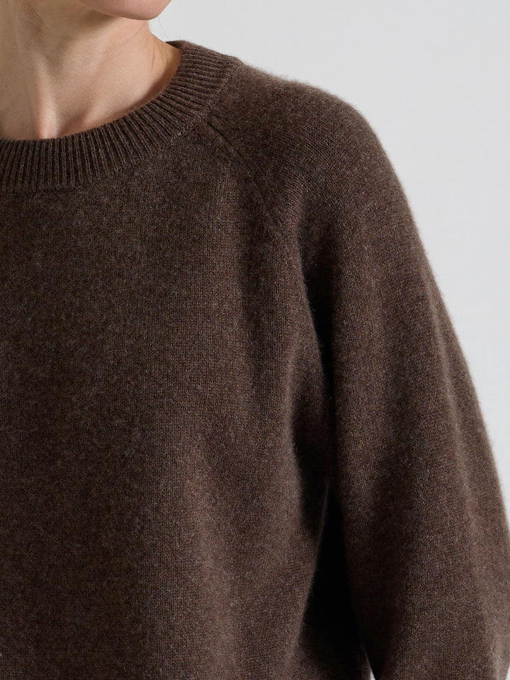 Chunky cashmere sweater "Signy" in 100% pure cashmere. Scandinavian design by Kashmina. Color: Dark Brown.
