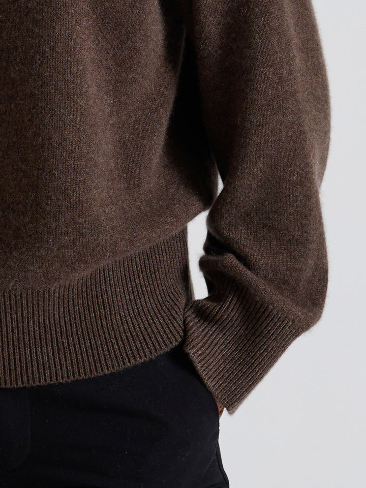 Chunky cashmere sweater "Signy" in 100% pure cashmere. Scandinavian design by Kashmina. Color: Dark Brown.