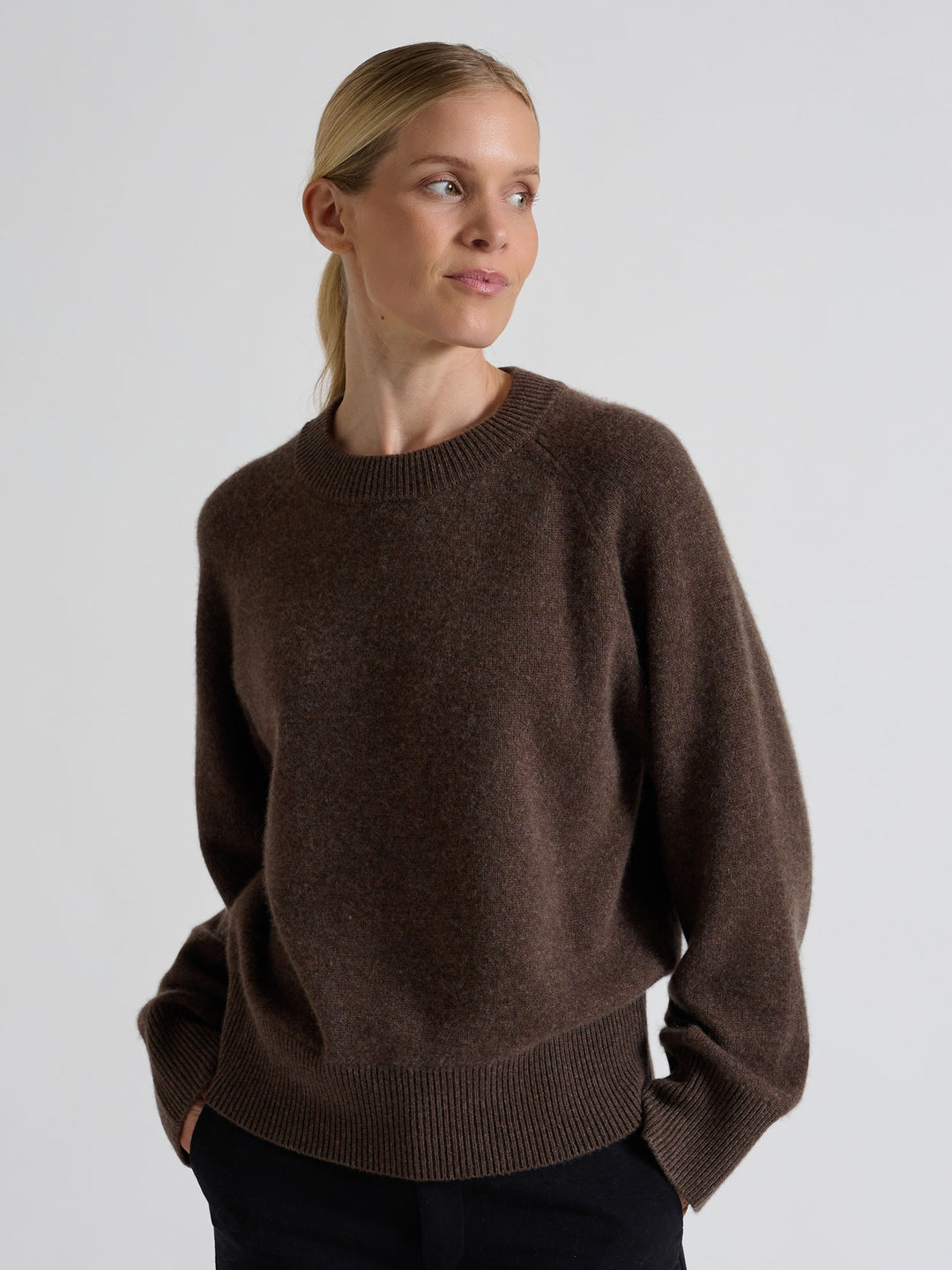Chunky cashmere sweater "Signy" in 100% pure cashmere. Scandinavian design by Kashmina. Color: Dark Brown.