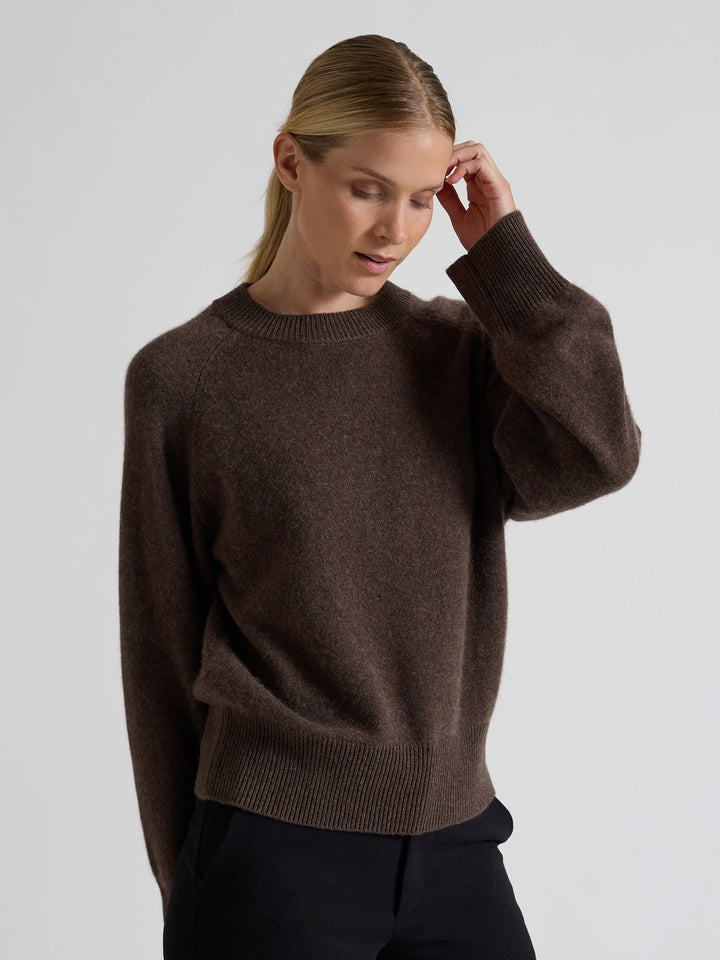 Chunky cashmere sweater "Signy" in 100% pure cashmere. Scandinavian design by Kashmina. Color: Dark Brown.