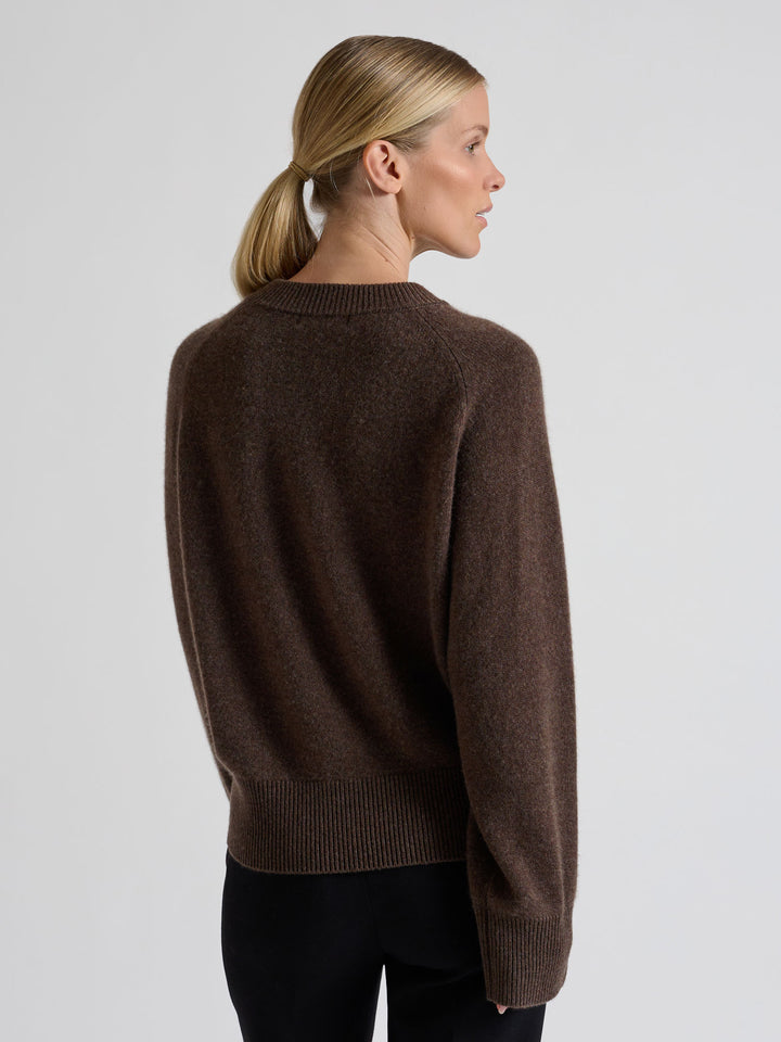 Chunky cashmere sweater "Signy" in 100% pure cashmere. Scandinavian design by Kashmina. Color: Dark Brown.