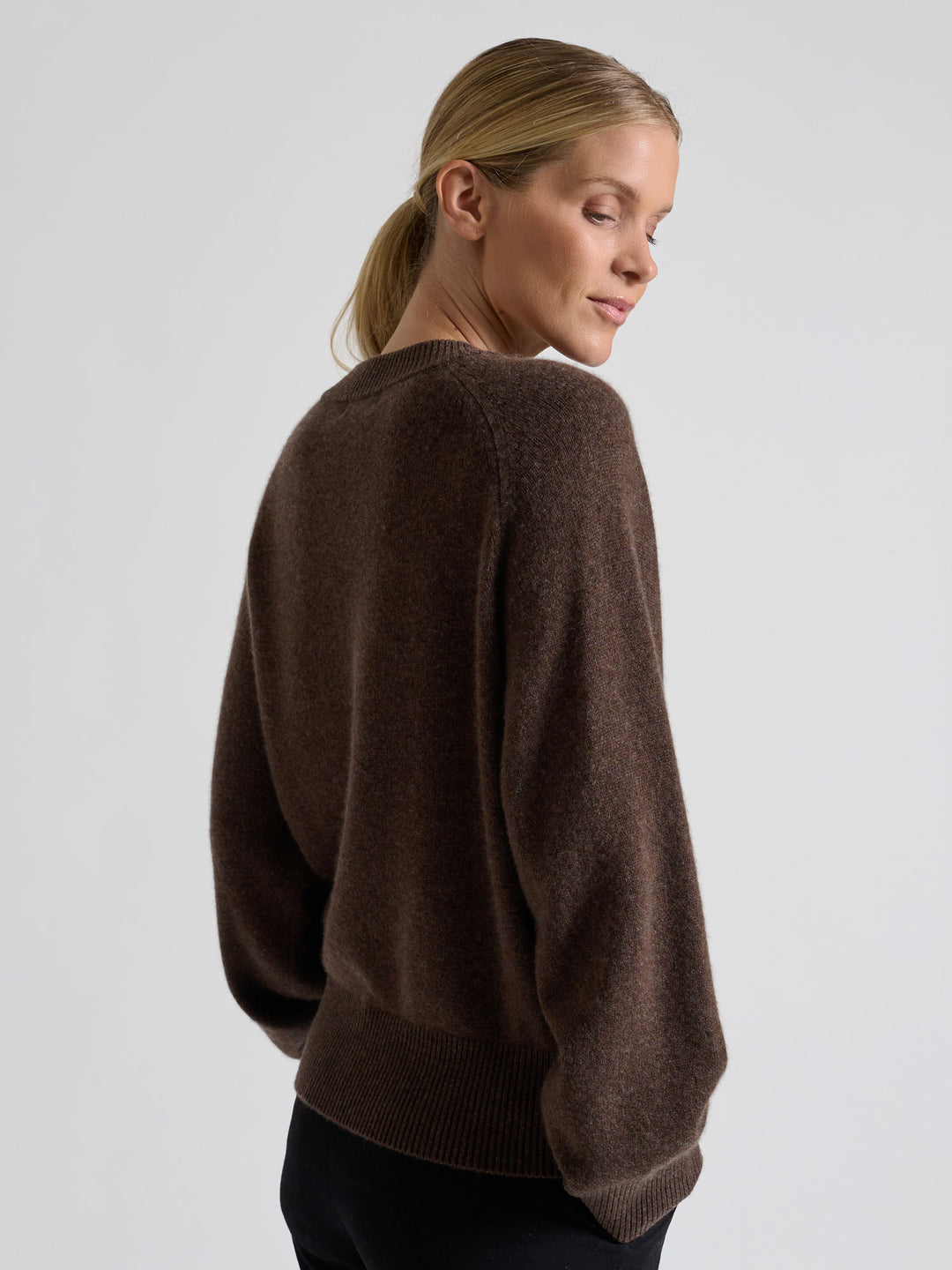 Chunky cashmere sweater "Signy" in 100% pure cashmere. Scandinavian design by Kashmina. Color: Dark Brown.
