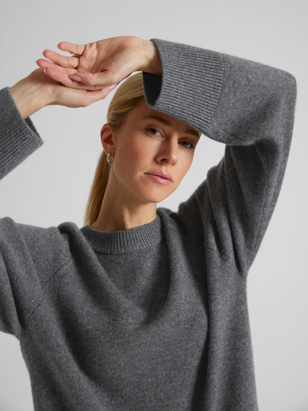 Thick cashmere sweater "Signy" in 100% pure cashmere. Scandinavian design by Kashmina. Color: Dark grey.Chunky cashmere sweater "Signy" in 100% pure cashmere. Scandinavian design by Kashmina. Color: Dark grey.