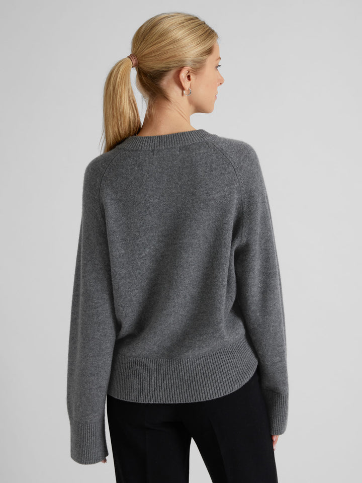 Chunky cashmere sweater "Signy" in 100% pure cashmere. Scandinavian design by Kashmina. Color: Dark grey.