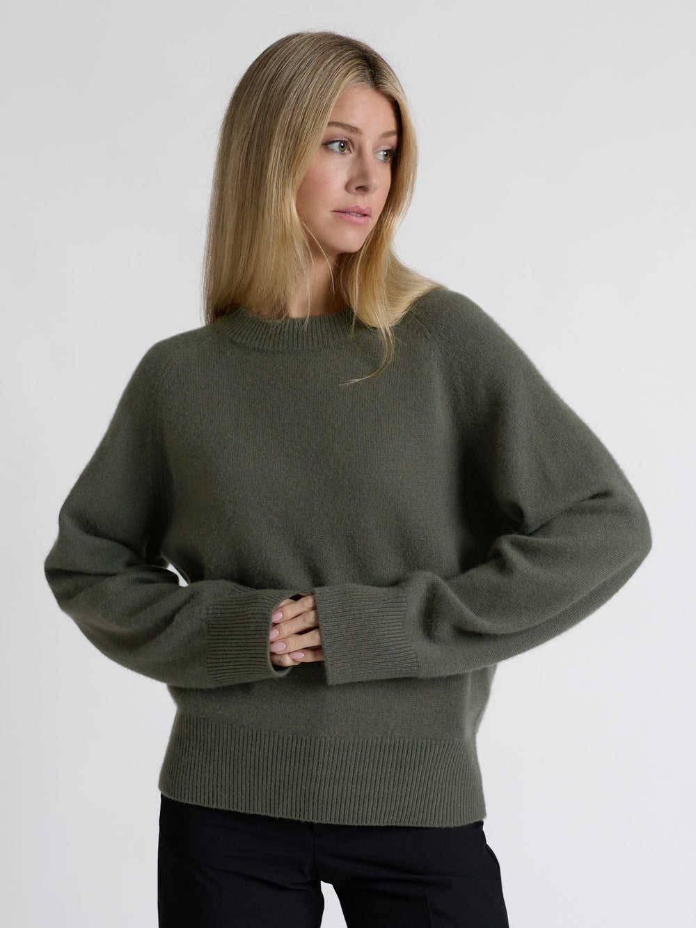 Chunky cashmere sweater "Signy" in 100% pure cashmere. Scandinavian design by Kashmina. Color: Eucalyptus green.